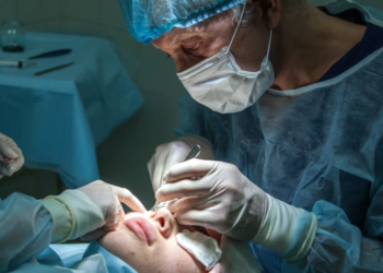 여성 환자 15명 성폭행 성형외과 의사 기소