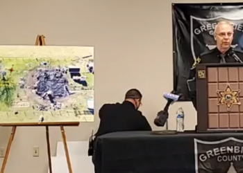 자녀 5명 총격 살해, 집에 불 지르고 자살한 여성