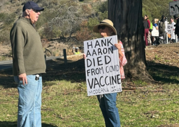 극우단체 반대시위, 다저스 구장 백신접종 일시 중단