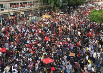 쿠데타에 시민들 강력 저항..현지 시위 동영상 