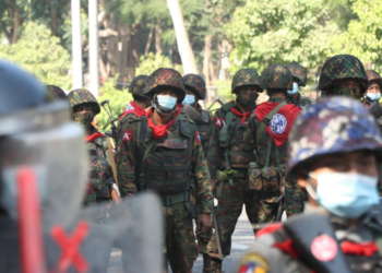 대규모 유혈사태 우려… 군경 실탄 발사, 10대 여성 중태.