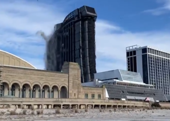 트럼프 호텔& 카지노 건물 폭파 해체..순식간에 잔해만