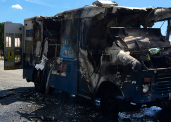 과속 차량 충돌 아이스크림 트럭, 화재로 전소