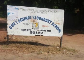 여중생 317명 무장 괴한들에 납치