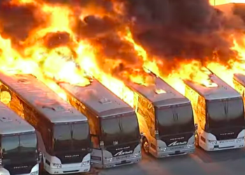 한인 여행사 대형 관광버스 9대 화재로 전소