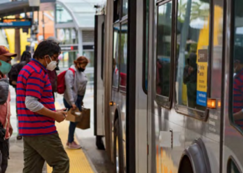 저소득층.K-12학년, 버스 전철 무료화..2022년부터