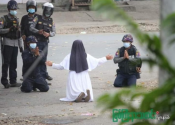 무릎 꿇고 수녀 호소했지만… 시위대 머리에 총격