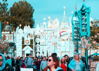 해고됐던 디즈니랜드 직원 1만명 4월 복귀 