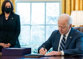 바이든, 경기부양안 서명..1400달러 발송시작