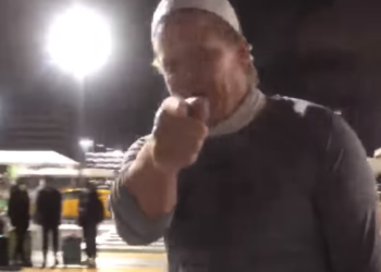 LAX서 인종차별 남성, 한인 여성에게 혼쭐