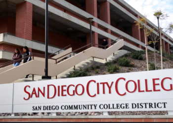 음주 70대, 칼리지 노숙자 캠프 차량돌진..9명 사상