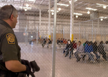 국경 밀입국 폭발적 증가..2월에만 10만명 넘어