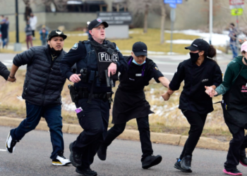 콜로라도서 총기 난사, 경찰 등 10명 사망…총격범 체포