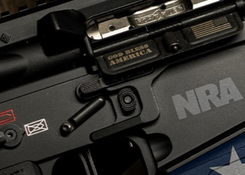 폭발적 판매 증가 대비 중인 미 총기 업계