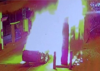 주유소서 자동차 폭발 화재..운전자, 승객 구사일생