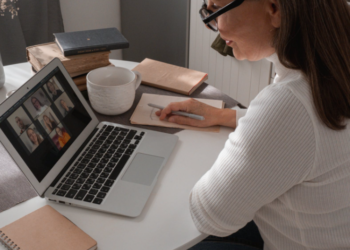 Zoom통화 중인 모친 살해, 통화자들 범행 장면 목격