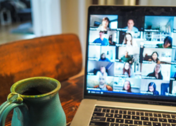 ‘Zoom’ 끄는 것 잊고 ‘혐오’속내 드러낸 백인 교사 해임