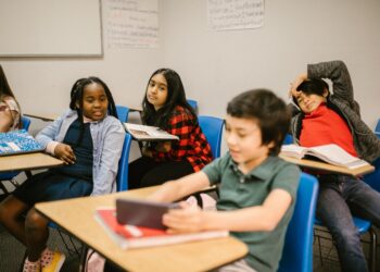 CDC, “학교선 거리두기 3피트 허용”