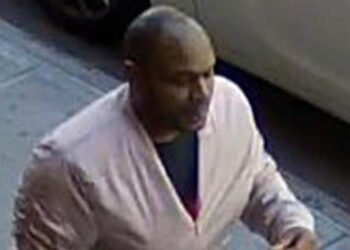 아시안 여성 발로 짓밟는데 경비원 제지 않고 구경만