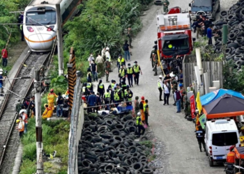 대만 최악의 열차사고 최소 50명 사망..공사장 트럭과 충돌