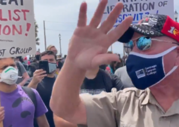 백인 수백명 WLM시위, KKK 리더 등장..헌팅턴비치 표정