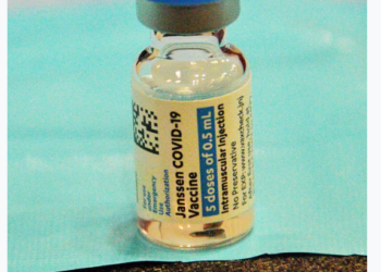 혈전 사망자 발생  J&J 얀센 백신,  접종 전면 중단 
