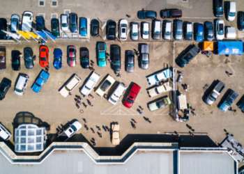 상가마다 극심한 주차난..실내외 영업 병행탓