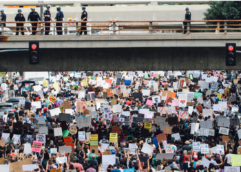 법원, “시위진압 총기 사용 못한다”명령