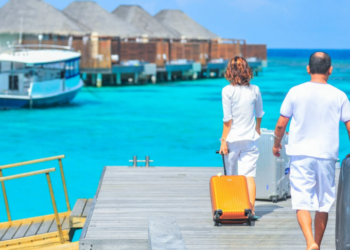 “관광객에 2차까지 무료 백신 접종”