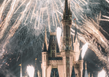 디즈니랜드 400여일 만에 마침내 재개장