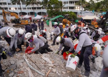 콘도 붕괴 사망자 눈덩이..잔해더미서 시신 추가 발견 