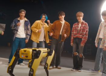 경이로운 로봇개, BTS 앞에서 칼군무 따라해(영상)