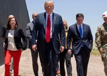 국경 찾은 트럼프, 뭐라고 했길래?..벌써 들썩이는 공화당