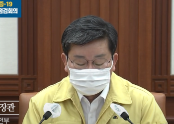 한국  4차 대유행 우려..6개월만에 800명 넘어 