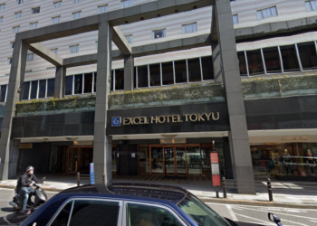 일본인 전용 엘리베이터 거센 비난 “아파르트헤이트?”