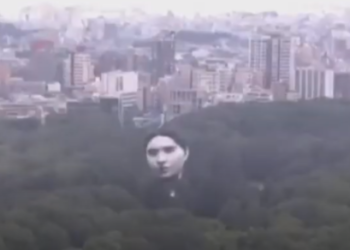 도쿄 하늘 떠도는 기괴하고 거대한 사람 머리 