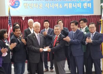 노재훈 총재, 한인타운 노인센터에 5천달러 기금 전달