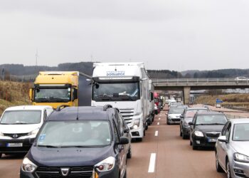 밤낮 없이 프리웨이 점령한 컨테이너들..도대체 무슨 일?