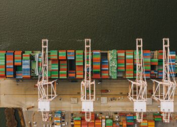 밤낮 없이 프리웨이 점령한 컨테이너들..도대체 무슨 일?