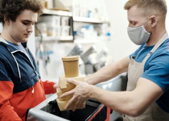 곳곳서 마스크 시비, 갈등 “문 닫으란 소리만 말았으면..”