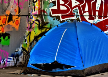 길 막은 홈리스텐트 피하다 차에 친 LA여성 소송 제기