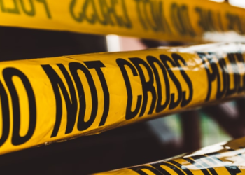 집 앞서 맥주 마시는데….차량 총격 남성 2명 사망