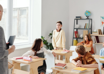 ‘대면 수업’ 학교 감염 폭발적 증가…수 만여 명 격리 중