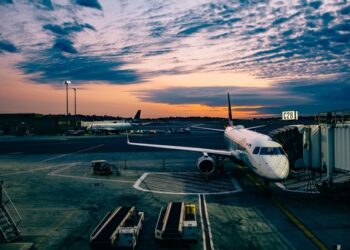 버뱅크 공항 계류장서 이동 중 항공기 충돌