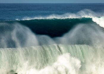 호텔 2층까지 파도 덮친 OC 비치들, 일부 지역 범람