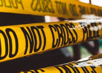 집 앞서 맥주 마시는데….차량 총격 남성 2명 사망