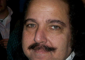 60대 포르노 스타, 여성 21명 성폭행 혐의 기소 