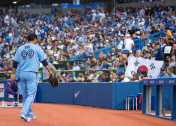 ‘벌써 11승’  류현진, 이적 2년만에 홈 선발서 승리