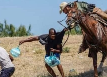 국경순찰대 기마요원들, 소떼 몰듯 말 타고 난민에 채찍 파장