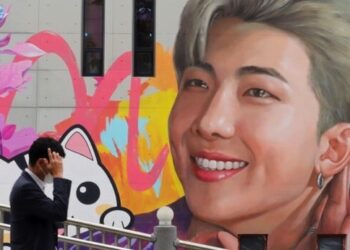 BTS RM 대형벽화 등장…”ARMY 생일선물은 이 정도”